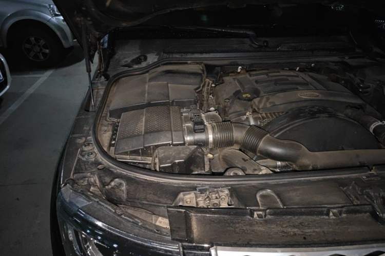 Used Land Rover Discovery 2014 3.0 SDV6 HSE Diesel Edition Engine Bay Right