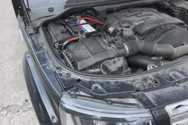 Used Land Rover Discovery 2014 3.0 SDV6 HSE Diesel Edition Engine Bay Right