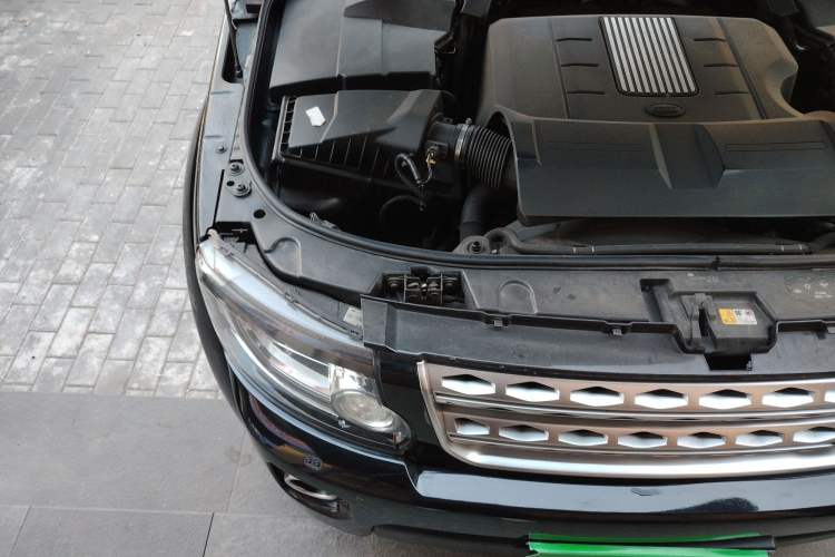 Used Land Rover Discovery 2014 3.0 SC V6 HSE Engine Bay Right