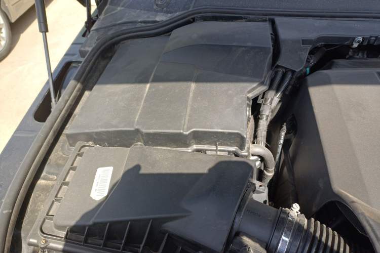 Used Land Rover Discovery 2014 3.0 SC V6 HSE Luxury Engine Bay Right