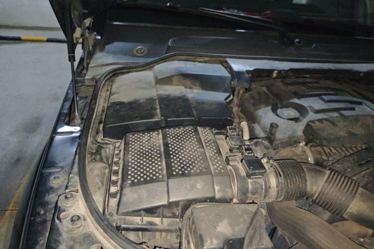 Used Land Rover Discovery 2014 3.0 SDV6 HSE Diesel Edition Engine Bay Right