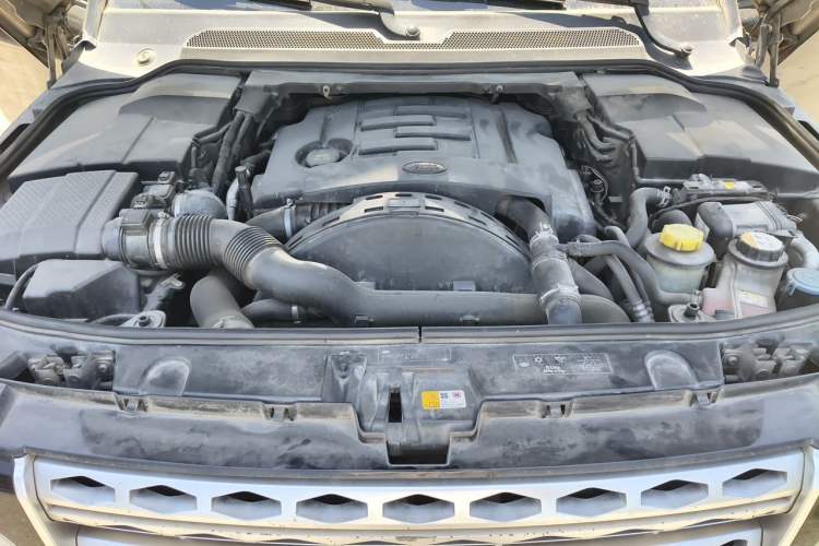 Used Land Rover Discovery 2014 3.0 SDV6 HSE Diesel Edition Engine Bay