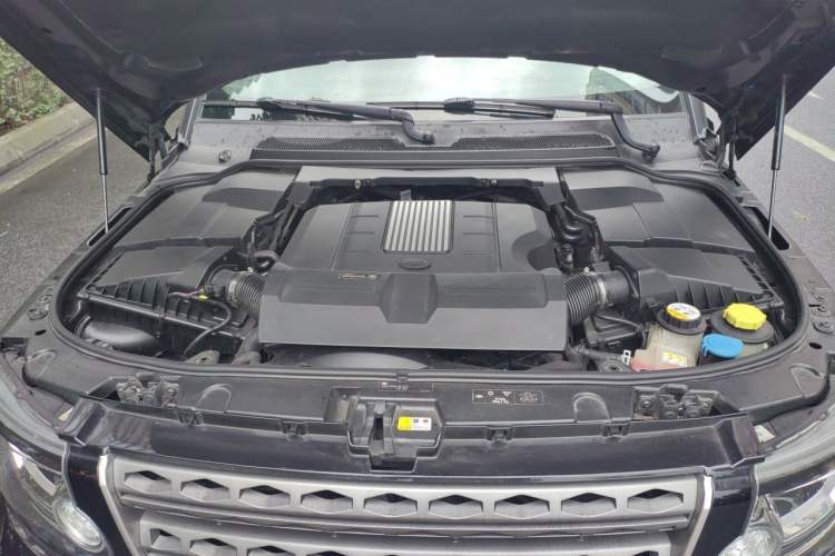 Used Land Rover Discovery 2014 3.0 SC V6 HSE Luxury Engine Bay
