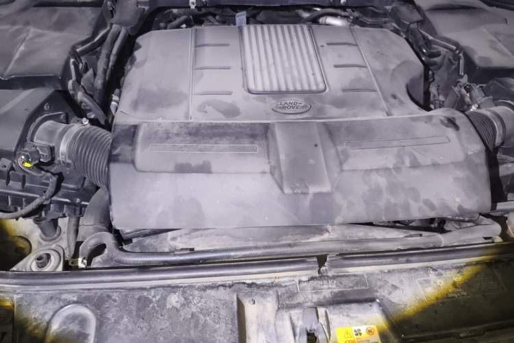 Used Land Rover Discovery 2014 3.0 SC V6 SE Engine Bay