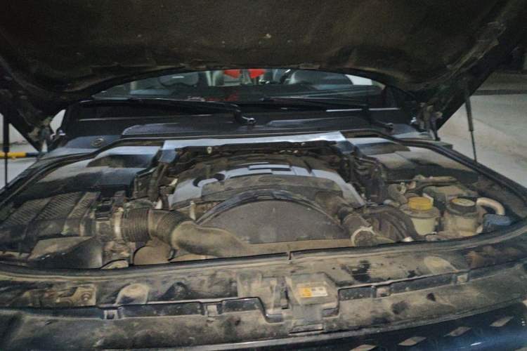 Used Land Rover Discovery 2014 3.0 SDV6 HSE Diesel Edition Engine Bay