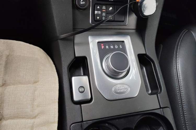 Used Land Rover Discovery 2014 3.0 SC V6 SE Gear Lever