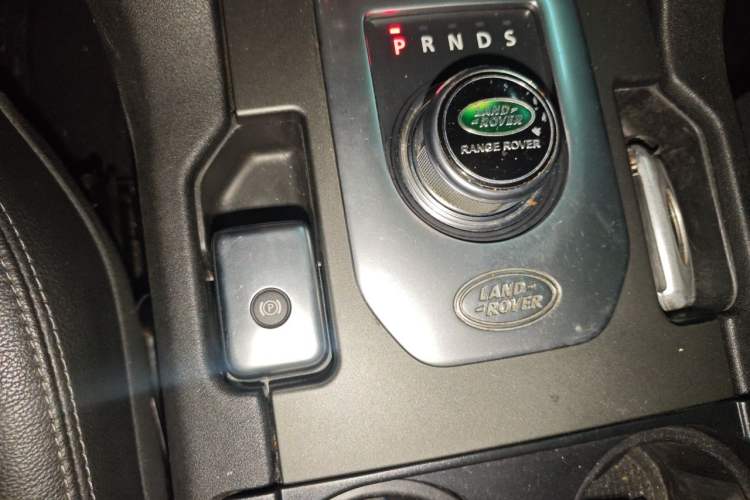 Used Land Rover Discovery 2014 3.0 SDV6 HSE Diesel Edition Gear Lever