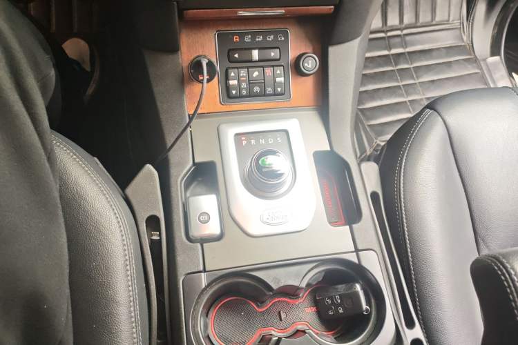 Used Land Rover Discovery 2014 3.0 SDV6 HSE Diesel Edition Gear Lever