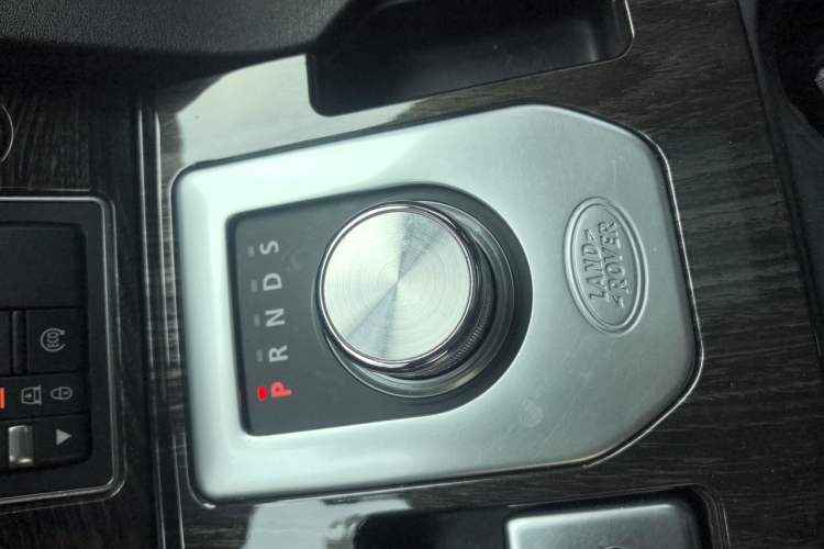 Used Land Rover Discovery 2014 3.0 SDV6 HSE Diesel Edition Gear Lever