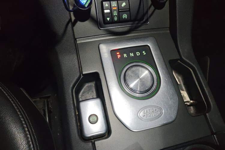 Used Land Rover Discovery 2014 3.0 SDV6 HSE Diesel Edition Gear Lever