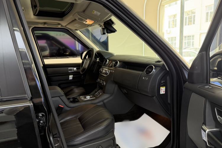 Used Land Rover Discovery 2014 3.0 SC V6 SE Interior 4