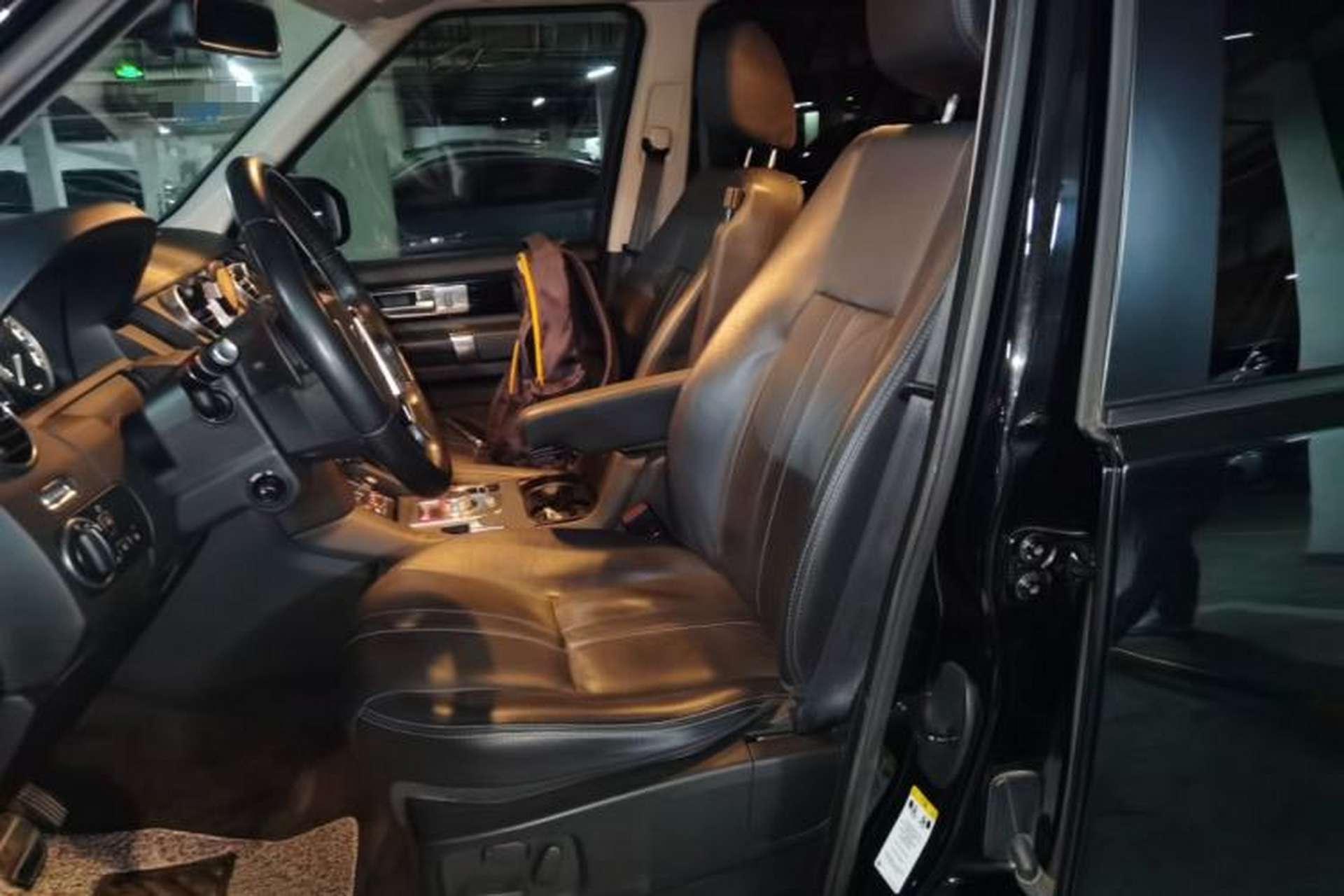 Used Land Rover Discovery 2014 3.0 SC V6 HSE Left Front Seat