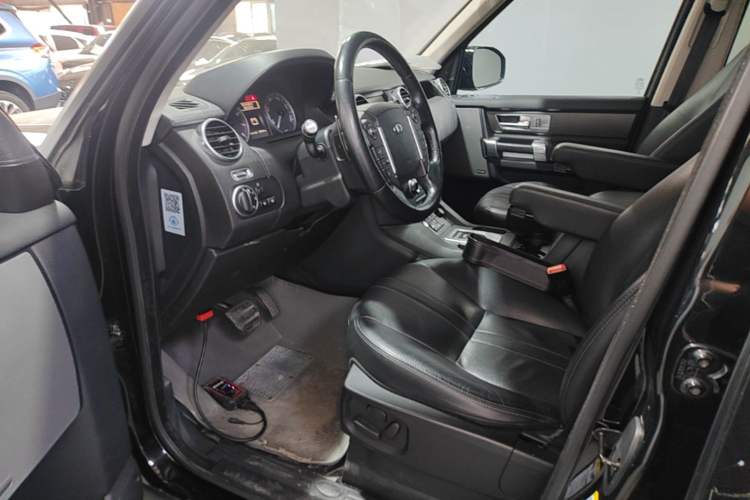 Used Land Rover Discovery 2014 3.0 SC V6 SE Left Front Seat