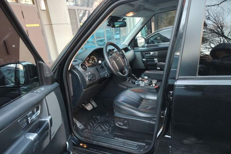 Used Land Rover Discovery 2014 3.0 SC V6 HSE Left Front Seat