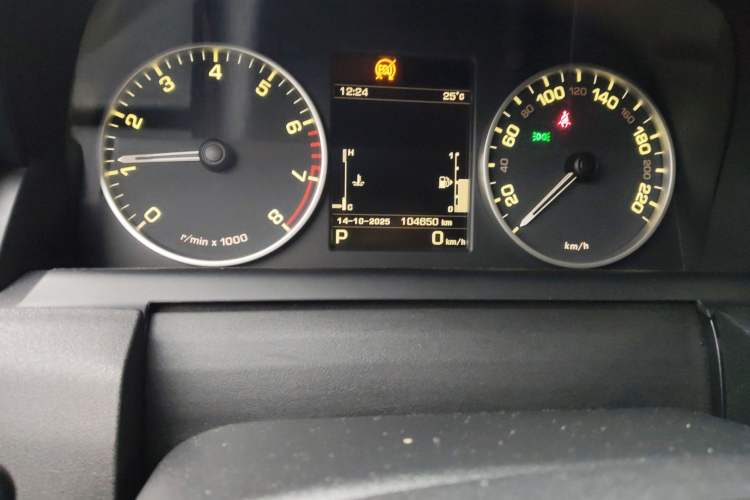 Used Land Rover Discovery 2014 3.0 SC V6 SE Odometer Close Up