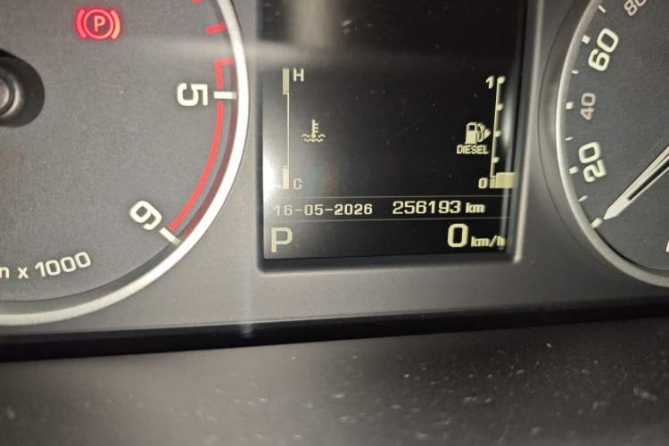 Used Land Rover Discovery 2014 3.0 SDV6 HSE Diesel Edition Odometer Close Up
