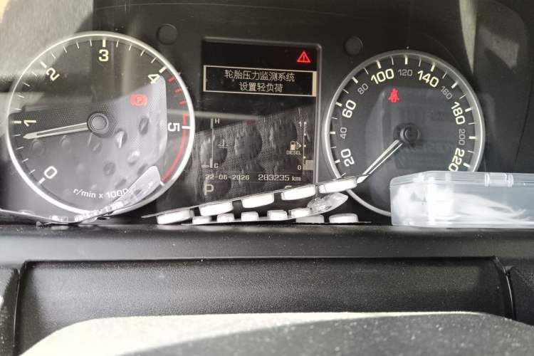 Used Land Rover Discovery 2014 3.0 SDV6 HSE Diesel Edition Odometer Close Up