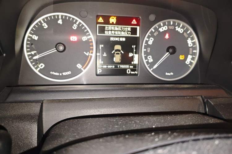 Used Land Rover Discovery  Odometer Close Up