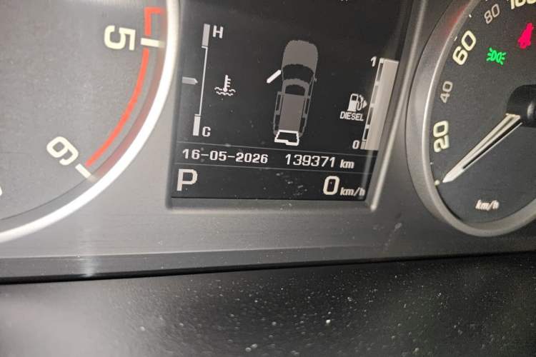Used Land Rover Discovery 2014 3.0 SDV6 HSE Diesel Edition Odometer Close Up