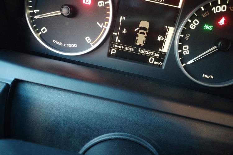Used Land Rover Discovery 2014 3.0 SC V6 HSE Odometer Close Up