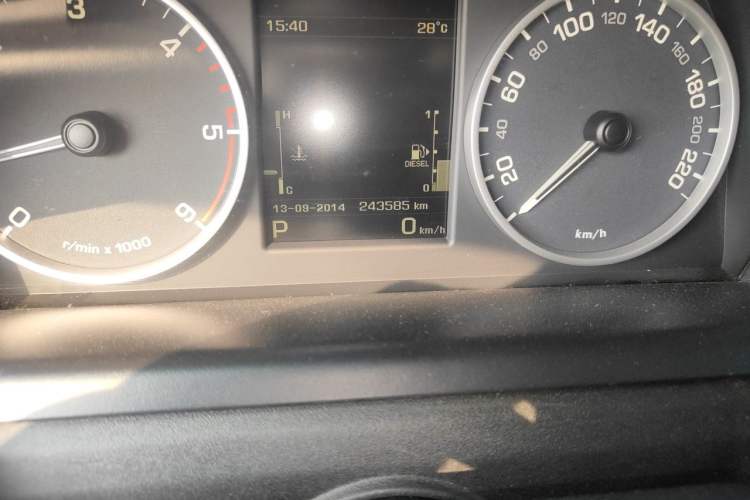 Used Land Rover Discovery 2014 3.0 SDV6 HSE Diesel Edition Odometer Close Up