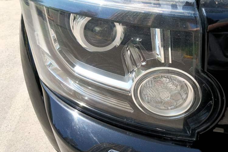 Used Land Rover Discovery 2014 3.0 SDV6 HSE Diesel Edition Right Front Headlight