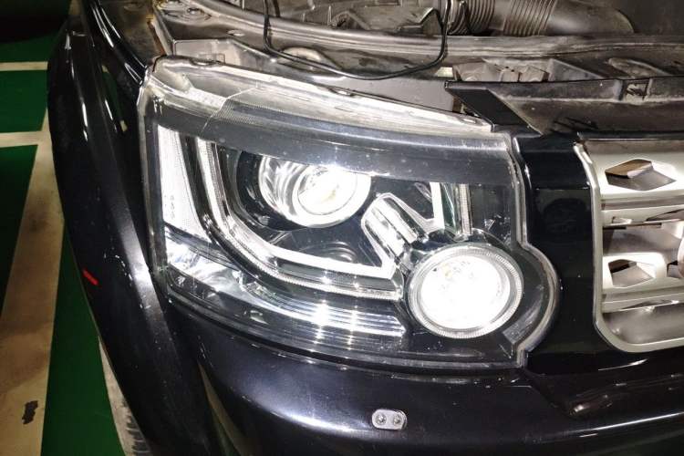 Used Land Rover Discovery 2014 3.0 SDV6 HSE Diesel Edition Right Front Headlight