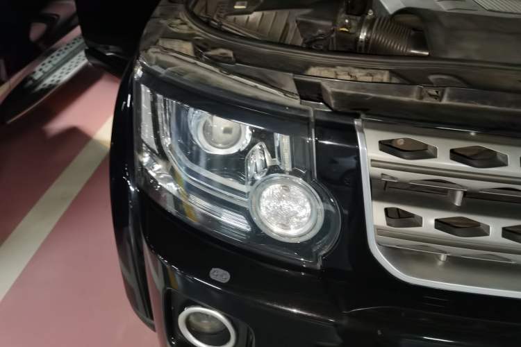 Used Land Rover Discovery 2014 3.0 SC V6 SE Right Front Headlight