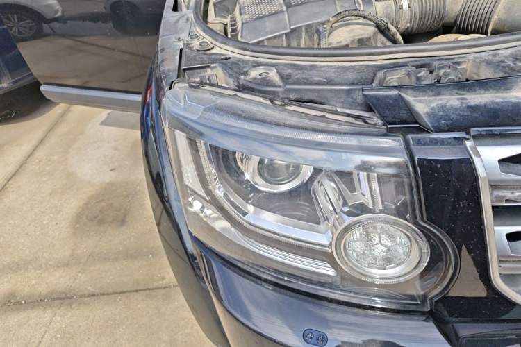 Used Land Rover Discovery 2014 3.0 SDV6 HSE Diesel Edition Right Front Headlight