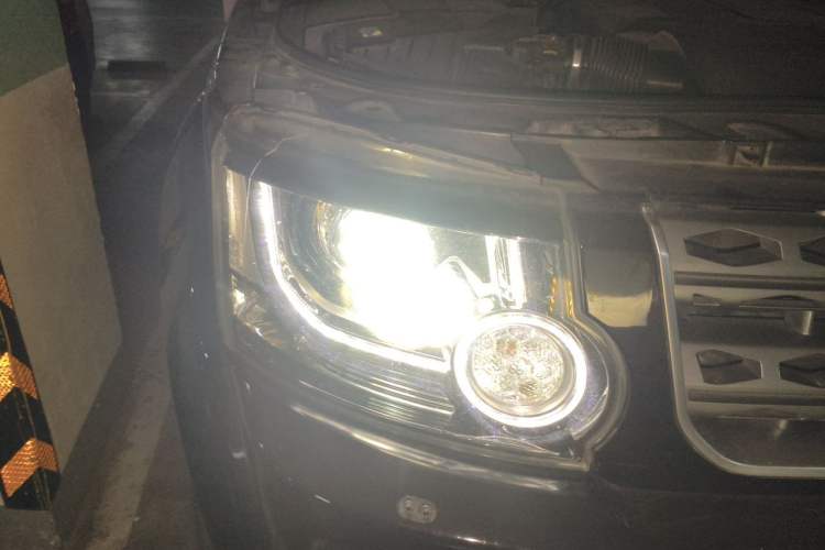 Used Land Rover Discovery 2014 3.0 SC V6 SE Right Front Headlight