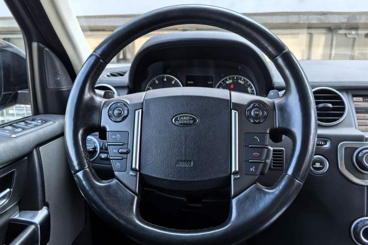 Used Land Rover Discovery 2014 3.0 SC V6 HSE Steering Wheel