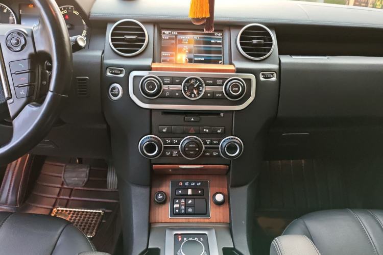Used Land Rover Discovery 2014 3.0 SC V6 SE Audio And AC Panel