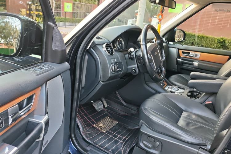 Used Land Rover Discovery 2014 3.0 SC V6 SE Interior 3