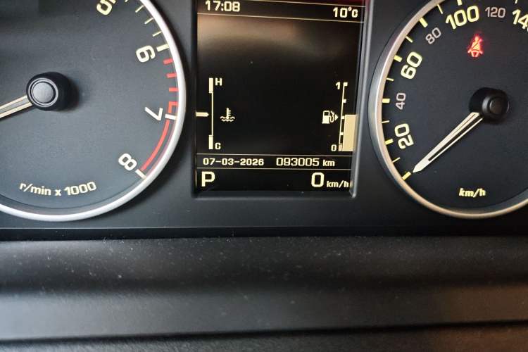 Used Land Rover Discovery 2014 3.0 SC V6 SE Odometer Close Up