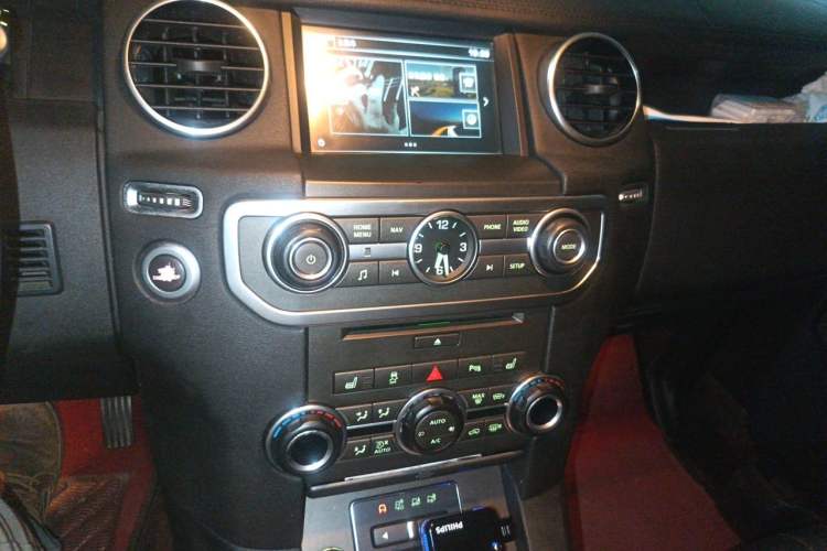 Used Land Rover Discovery 2014 3.0 SDV6 HSE Diesel Edition Audio And AC Panel