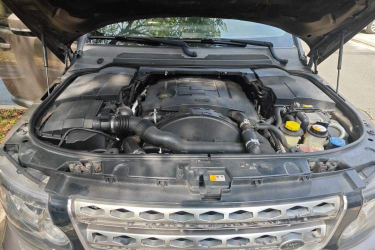 Used Land Rover Discovery 2014 3.0 SDV6 HSE Diesel Edition Engine Bay