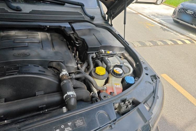 Used Land Rover Discovery 2014 3.0 SDV6 HSE Diesel Edition Engine Bay Left
