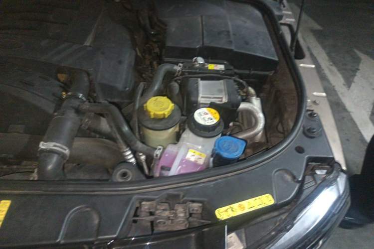 Used Land Rover Discovery 2014 3.0 SDV6 HSE Diesel Edition Engine Bay Left