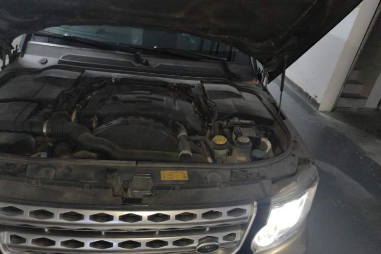 Used Land Rover Discovery 2014 3.0 SDV6 HSE Diesel Edition Engine Bay Left