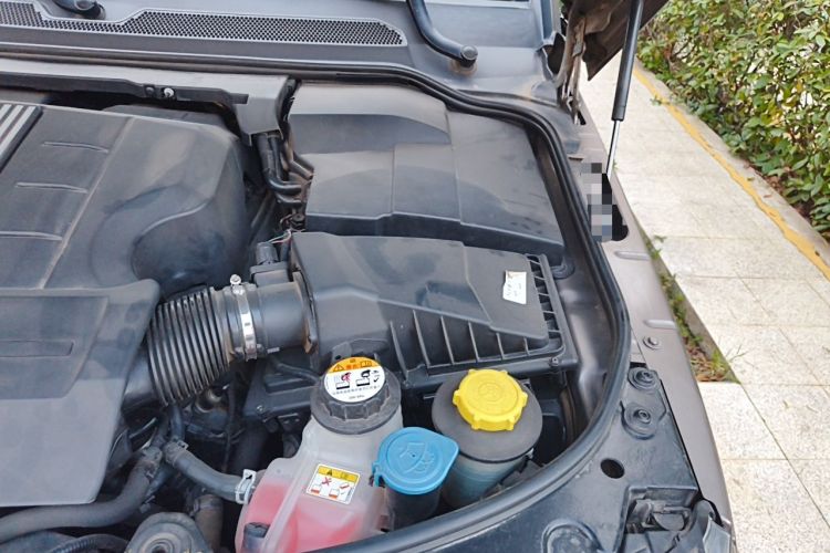Used Land Rover Discovery 2014 3.0 SC V6 HSE Engine Bay Left