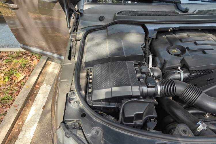 Used Land Rover Discovery 2014 3.0 SDV6 HSE Diesel Edition Engine Bay Right