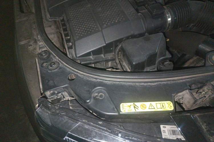 Used Land Rover Discovery 2014 3.0 SDV6 HSE Diesel Edition Engine Bay Right