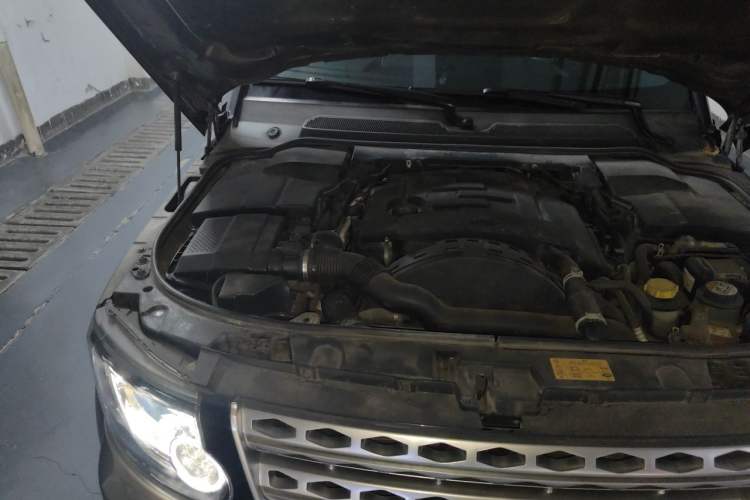 Used Land Rover Discovery 2014 3.0 SDV6 HSE Diesel Edition Engine Bay Right