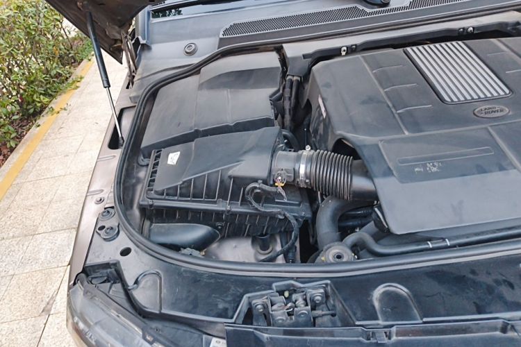 Used Land Rover Discovery 2014 3.0 SC V6 HSE Engine Bay Right