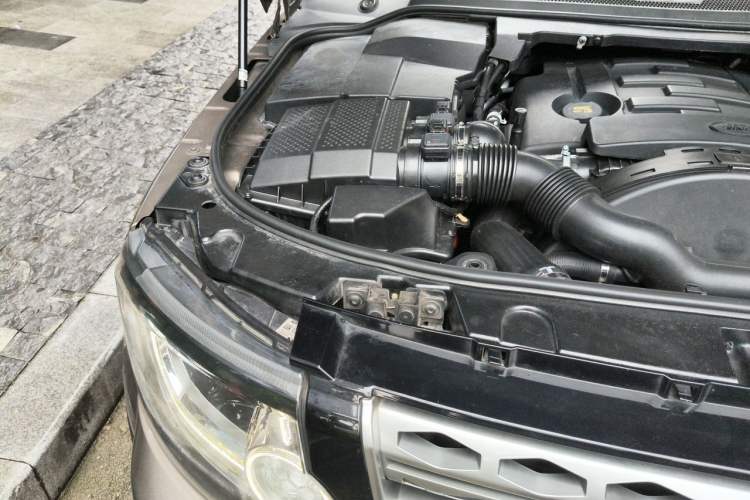 Used Land Rover Discovery 2014 3.0 SDV6 HSE Diesel Edition Engine Bay Right