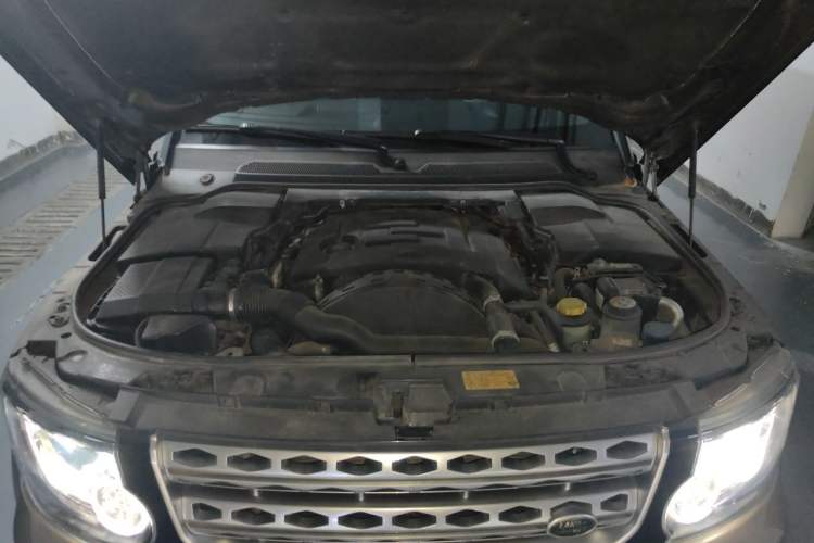 Used Land Rover Discovery 2014 3.0 SDV6 HSE Diesel Edition Engine Bay
