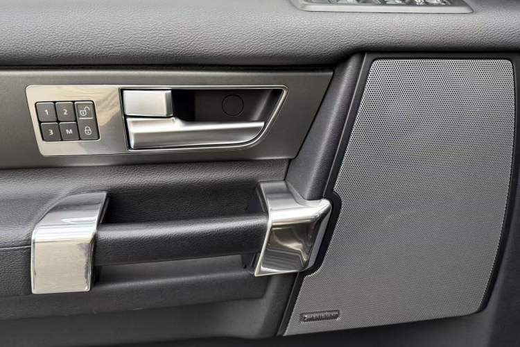 Used Land Rover Discovery 2014 3.0 SC V6 SE Interior 1