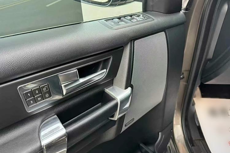 Used Land Rover Discovery 2014 3.0 SC V6 HSE Interior 3