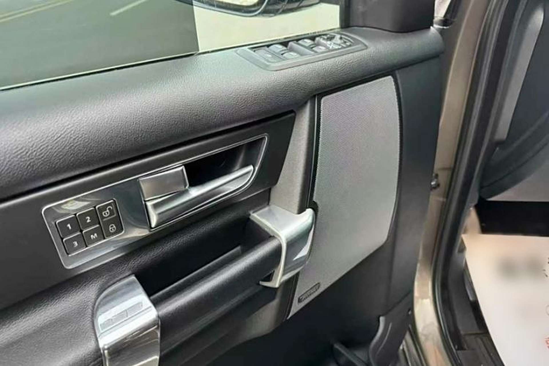 Used Land Rover Discovery 2014 3.0 SC V6 HSE Interior 3
