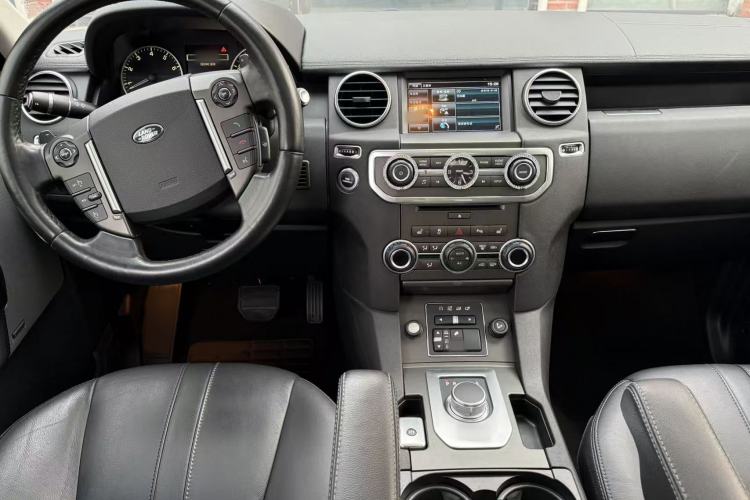Used Land Rover Discovery 2014 3.0 SC V6 SE Interior 3